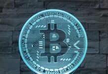 PONLCY Bitcoin Nachtlicht, 3D Illusion Lampe mit Fernbedienung, 16 Farben USB Schreibtischlampen, Schlafzimmer Tischlampe Geschenke für Haus Dekoration