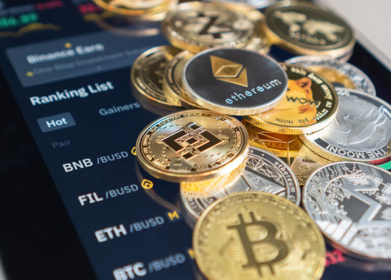 Altcoins steigen, Bitcoin gerät ins Stocken, da die Spekulationen über eine Zinssenkung der Fed ihren Höhepunkt erreichen